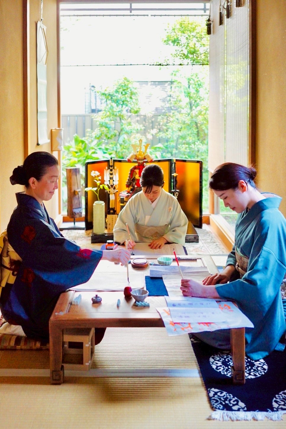 書道家 桂泉 - 書を認める様子