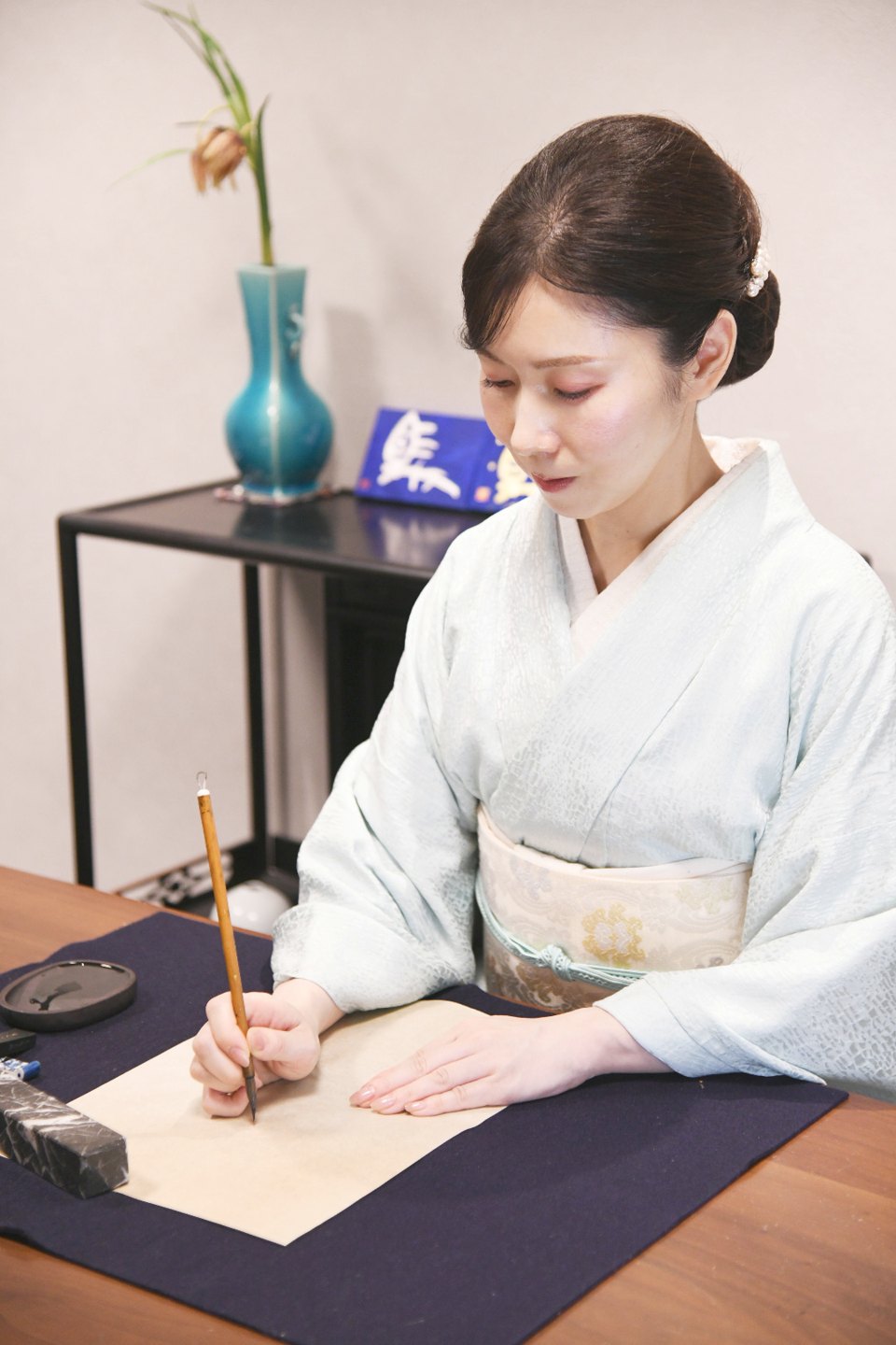 筆を執る桂泉